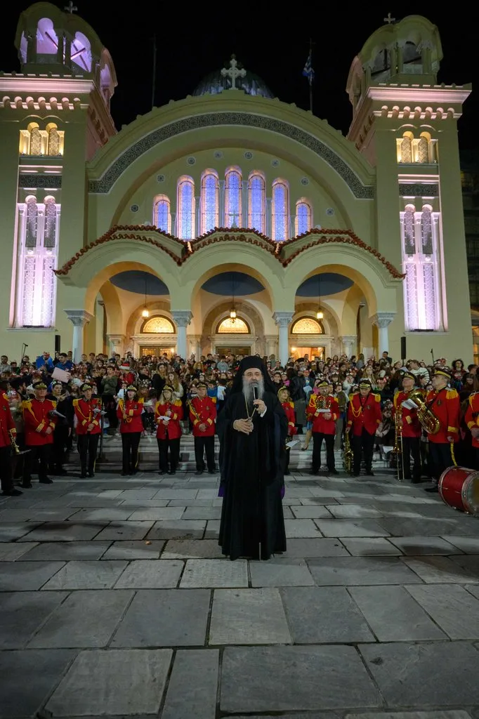 Μήνυμα χαράς και αισιοδοξίας από δύο χιλιάδες παιδιά της Πάτρας – Φωταγωγήθηκε το «Πάρκο Αγάπης» στον Ι.Ν. Αγίου Ανδρέου