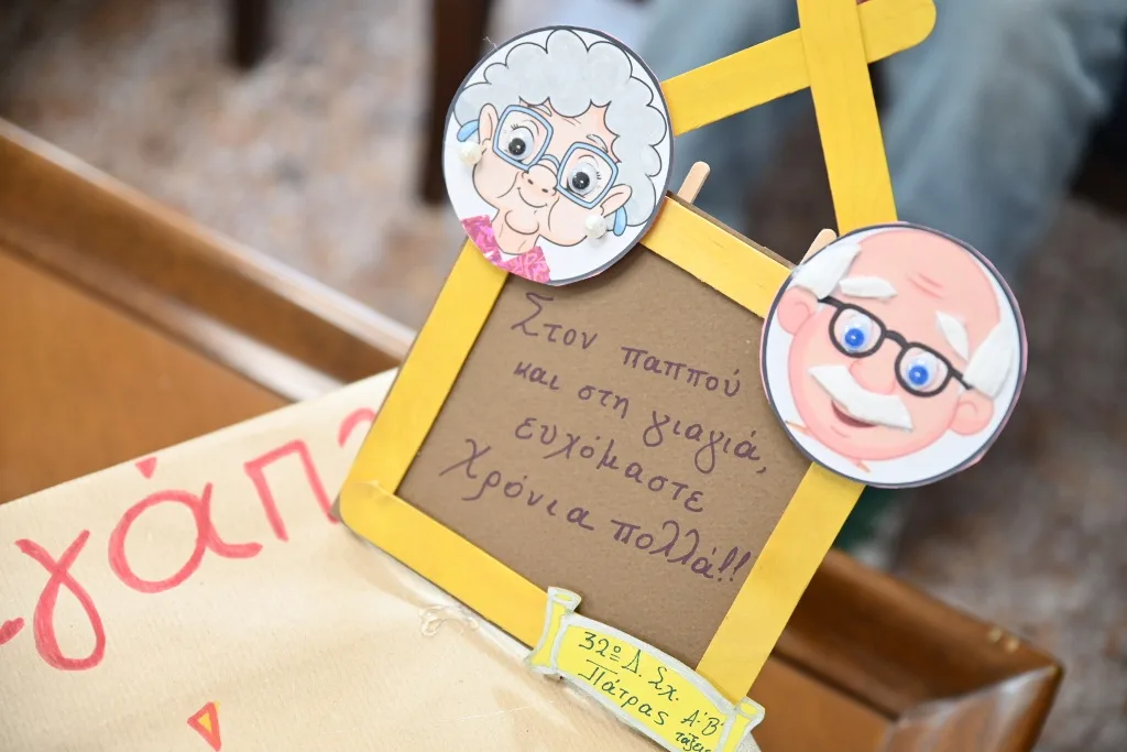 Πάτρα: Μαθητές του 32ου Δημοτικού προσφέρουν αγάπη σε συμπολίτες μέσα από κατασκευές τους Πάτρα: Μαθητές του 32ου Δημοτικού προσφέρουν αγάπη σε συμπολίτες μέσα από κατασκευές τους