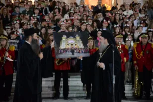 Μήνυμα χαράς και αισιοδοξίας από δύο χιλιάδες παιδιά της Πάτρας – Φωταγωγήθηκε το «Πάρκο Αγάπης» στον Ι.Ν. Αγίου Ανδρέου