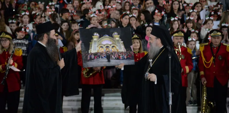 Μήνυμα χαράς και αισιοδοξίας από δύο χιλιάδες παιδιά της Πάτρας – Φωταγωγήθηκε το «Πάρκο Αγάπης» στον Ι.Ν. Αγίου Ανδρέου