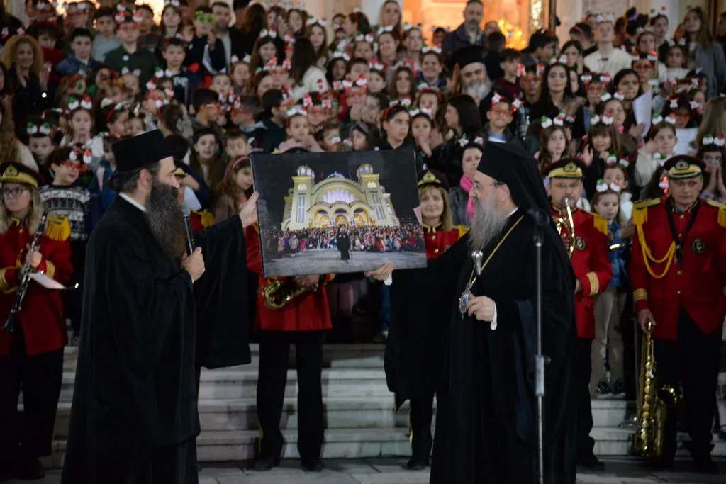 Μήνυμα χαράς και αισιοδοξίας από δύο χιλιάδες παιδιά της Πάτρας – Φωταγωγήθηκε το «Πάρκο Αγάπης» στον Ι.Ν. Αγίου Ανδρέου Μήνυμα χαράς και αισιοδοξίας από δύο χιλιάδες παιδιά της Πάτρας – Φωταγωγήθηκε το «Πάρκο Αγάπης» στον Ι.Ν. Αγίου Ανδρέου