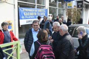 Πάτρα: Διαμαρτυρία για το κλείσιμο δύο καταστημάτων ΕΛΤΑ – Παρών ο δήμαρχος Κώστας Πελετίδης ΦΩΤΟ