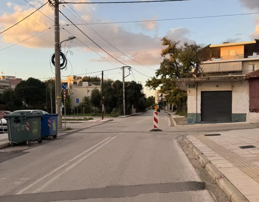 Πάτρα: Ξεχασμένη ταμπέλα στη μέση του δρόμου εδώ και ένα μήνα – Αντίδραση μέσω της «Ανοιχτής Γραμμής με τον Πολίτη»