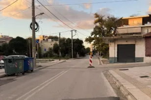 Πάτρα: Ξεχασμένη ταμπέλα στη μέση του δρόμου εδώ και ένα μήνα – Αντίδραση μέσω της «Ανοιχτής Γραμμής με τον Πολίτη»