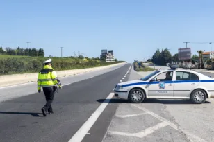 Ξηροπήγαδο Ναυπάκτου: Αυτοκίνητο «καρφώθηκε» με σφοδρότητα σε ελιά, ΒΙΝΤΕΟ