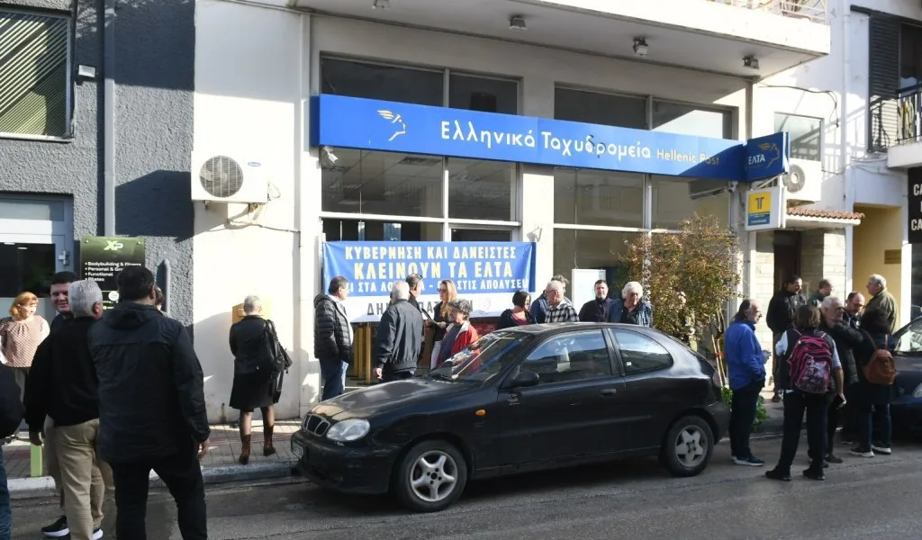 Πάτρα: Διαμαρτυρία για το κλείσιμο δύο καταστημάτων ΕΛΤΑ - Παρών ο δήμαρχος Κώστας Πελετίδης ΦΩΤΟ