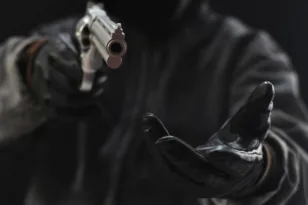 Εβγαλε όπλο σε ιδιοκτήτρια περιπτέρου στη Ναύπακτο