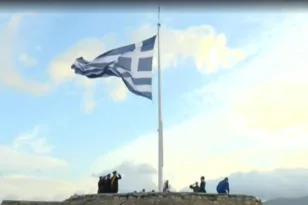 Ημέρα των Ενόπλων Δυνάμεων: H παρση της ελληνικής σημαίας στην Ακρόπολη ΒΙΝΤΕΟ