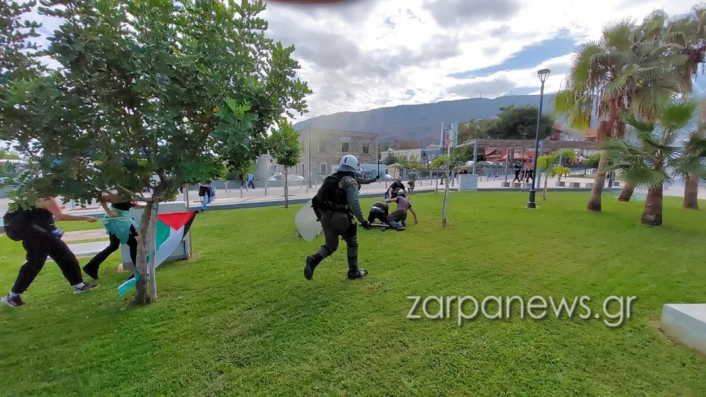 Κρήτη: Σύγκρουση των ΜΑΤ με διαδηλωτές σε συγκέντρωση κατά του κρουαζιερόπλοιου με Ισραηλινούς ΒΙΝΤΕΟ Κρήτη: Σύγκρουση των ΜΑΤ με διαδηλωτές σε συγκέντρωση κατά του κρουαζιερόπλοιου με Ισραηλινούς ΒΙΝΤΕΟ