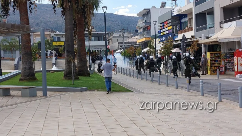 Κρήτη: Σύγκρουση των ΜΑΤ με διαδηλωτές σε συγκέντρωση κατά του κρουαζιερόπλοιου με Ισραηλινούς ΒΙΝΤΕΟ Κρήτη: Σύγκρουση των ΜΑΤ με διαδηλωτές σε συγκέντρωση κατά του κρουαζιερόπλοιου με Ισραηλινούς ΒΙΝΤΕΟ