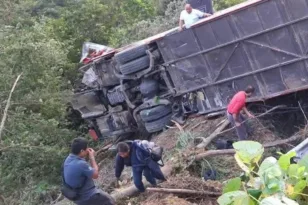 Τουλάχιστον 21 νεκροί και 40 τραυματίες στον Ισημερινό σε τροχαίο με λεωφορείο