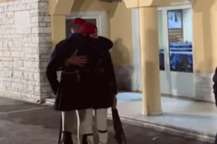 Μια τελευταία υπόκλιση: Το viral βίντεο του Εύζωνα που αποχαιρετά την Προεδρική Φρουρά