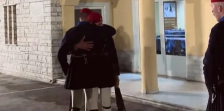 Μια τελευταία υπόκλιση: Το viral βίντεο του Εύζωνα που αποχαιρετά την Προεδρική Φρουρά