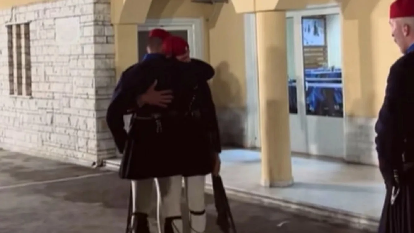 Μια τελευταία υπόκλιση: Το viral βίντεο του Εύζωνα που αποχαιρετά την Προεδρική Φρουρά Μια τελευταία υπόκλιση: Το viral βίντεο του Εύζωνα που αποχαιρετά την Προεδρική Φρουρά