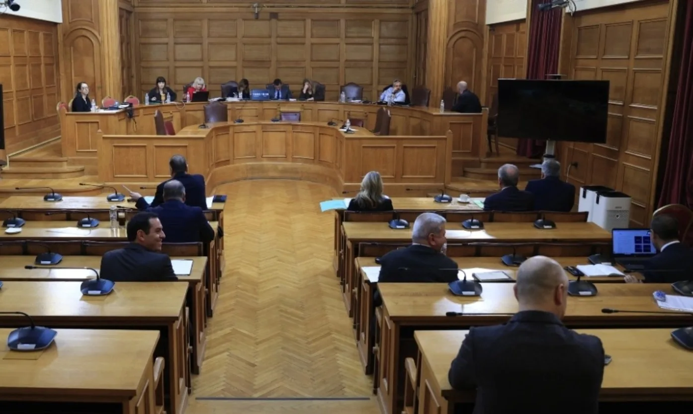 Κλιμακώνεται η σύγκρουση για τον μάρτυρα «Φραπέ»: Κυβέρνηση, ΠΑΣΟΚ και ΣΥΡΙΖΑ στα άκρα για τη βίαιη προσαγωγή του