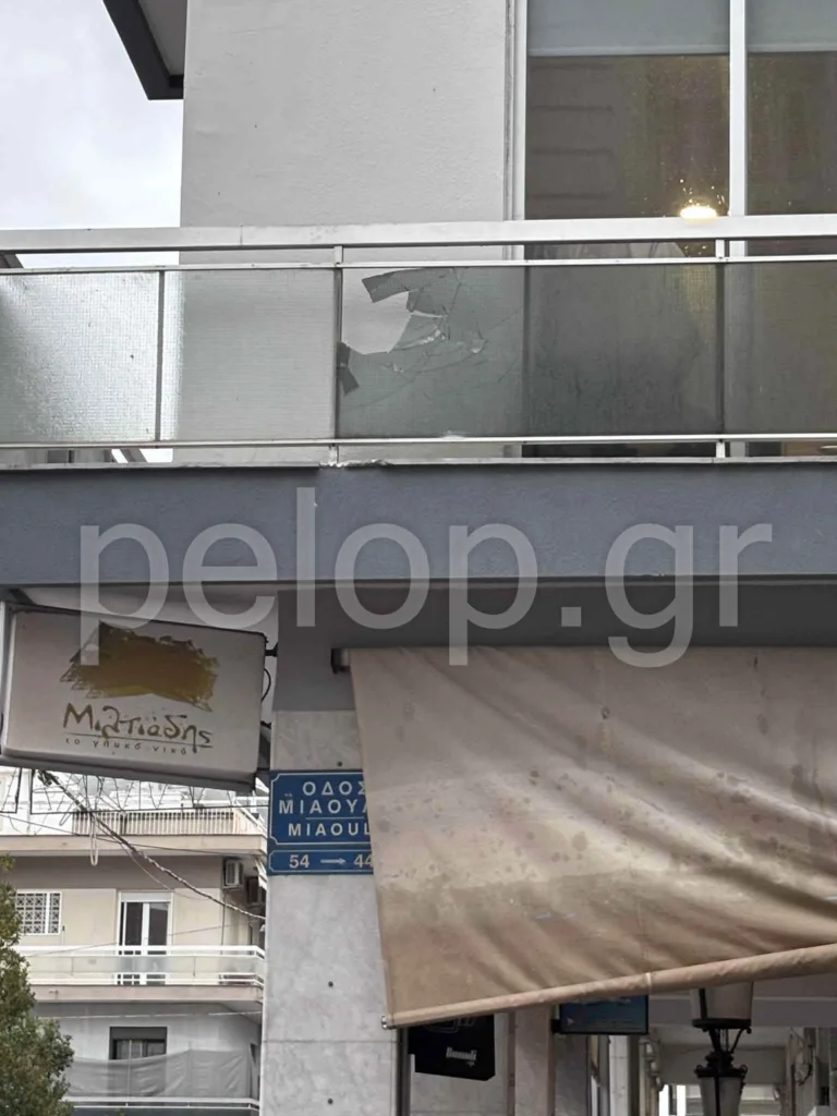 Ισχυρή ανεμοθύελλα στο κέντρο της Πάτρας: Έσπασαν τζαμαρίες και κλαριά δέντρων ΦΩΤΟ