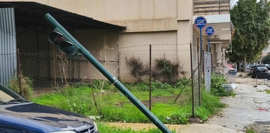 Το ...πεσμένο φανάρι στην Σμύρνης