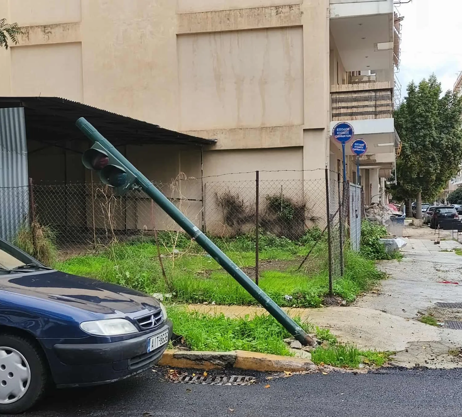 Το ...πεσμένο φανάρι στην Σμύρνης