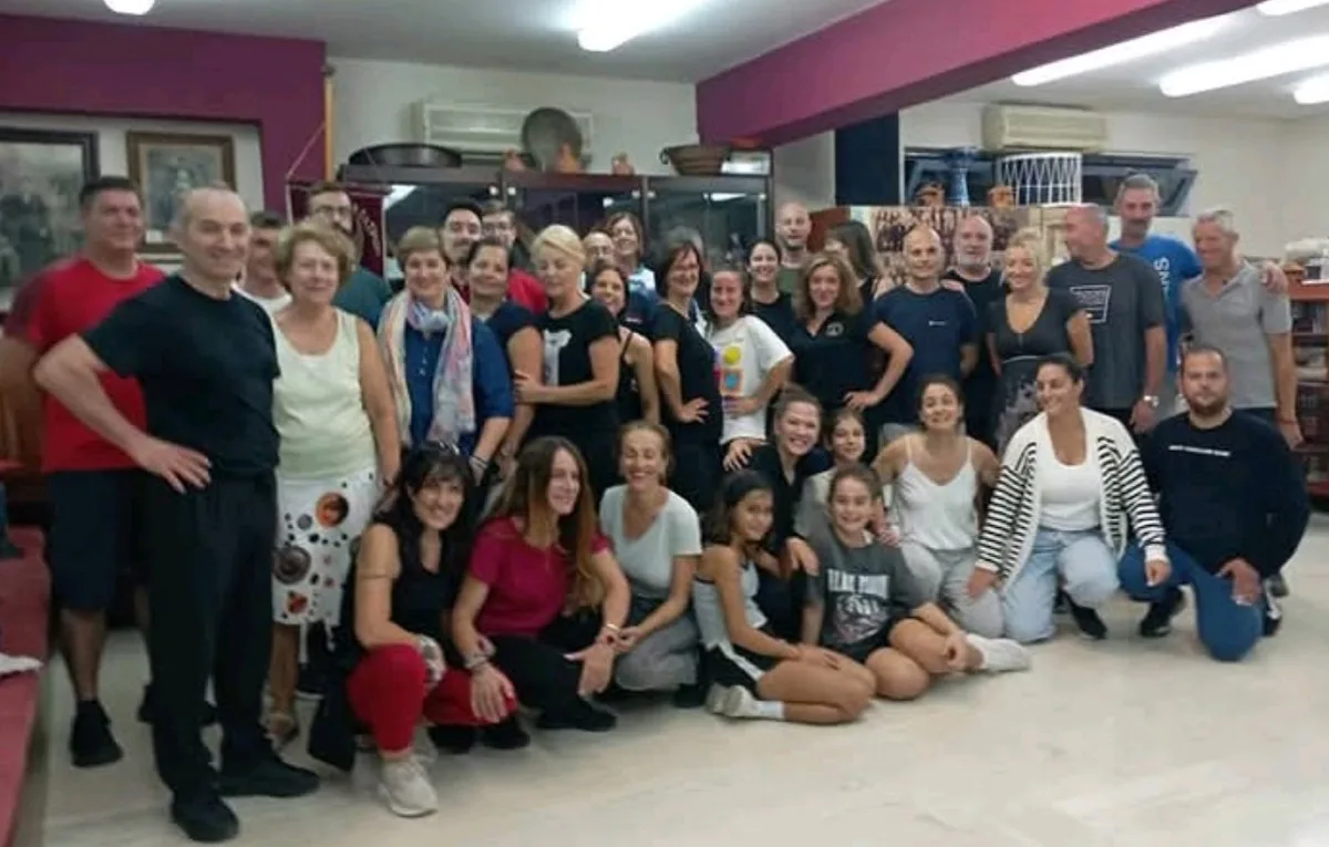 Αντιδράσεις στον «Φάρο Ποντίων Πατρών» μετά την απομάκρυνση του δασκάλου χορού Κώστα Σαββινίδη Αντιδράσεις στον «Φάρο Ποντίων Πατρών» μετά την απομάκρυνση του δασκάλου χορού Κώστα Σαββινίδη