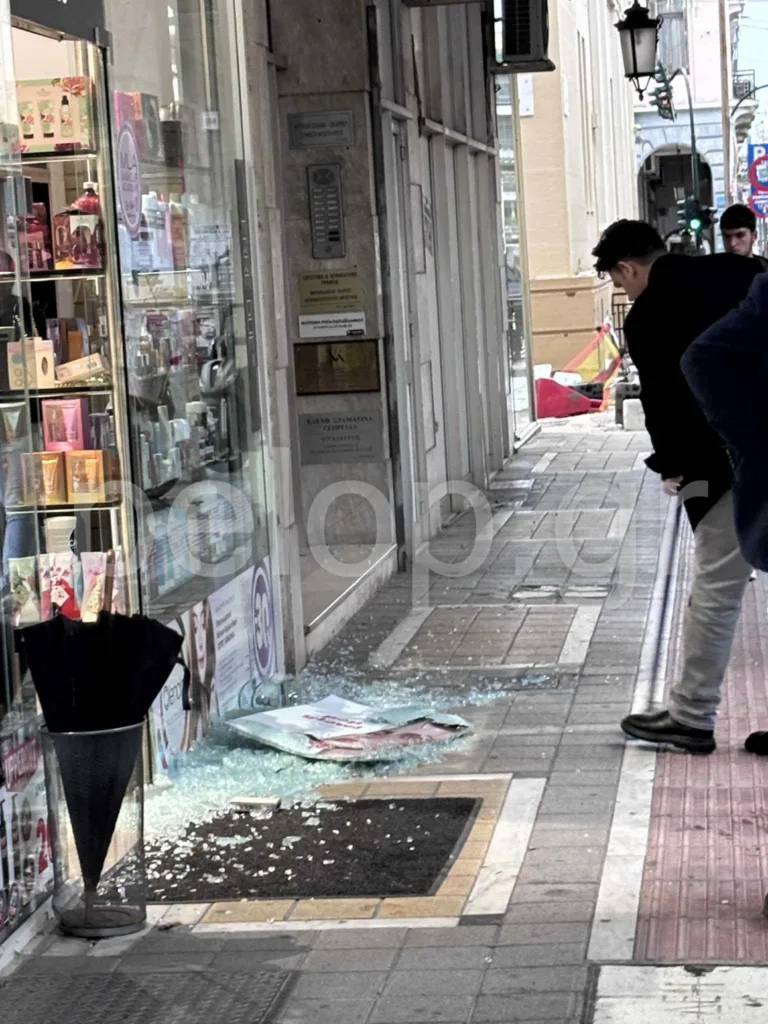 Ισχυρή ανεμοθύελλα στο κέντρο της Πάτρας: Έσπασαν τζαμαρίες και κλαριά δέντρων ΦΩΤΟ Ισχυρή ανεμοθύελλα στο κέντρο της Πάτρας: Έσπασαν τζαμαρίες και κλαριά δέντρων ΦΩΤΟ