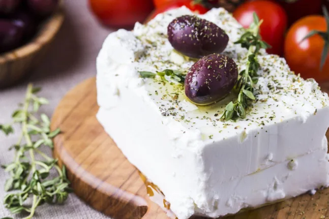 Υπερτρόφιμο, αλλά «παρεξηγημένο», τι ισχύει για το τυρί, από το τσένταρ στη φέτα!