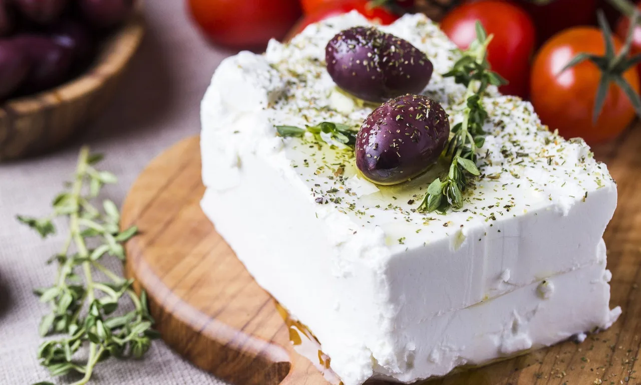 Υπερτρόφιμο, αλλά «παρεξηγημένο», τι ισχύει για το τυρί, από το τσένταρ στη φέτα!
