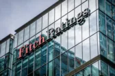 Fitch: Αναβάθμισε την ελληνική οικονομία, αλλά τι σημαίνει αυτό για την επενδυτική βαθμίδα;