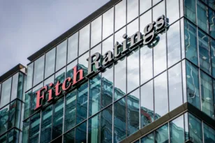 Fitch: Αναβάθμισε την ελληνική οικονομία, αλλά τι σημαίνει αυτό για την επενδυτική βαθμίδα;