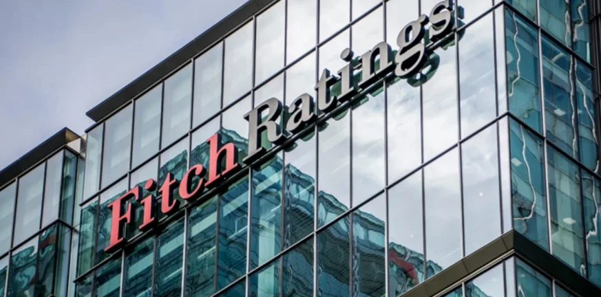 Fitch: Αναβάθμισε την ελληνική οικονομία, αλλά τι σημαίνει αυτό για την επενδυτική βαθμίδα;