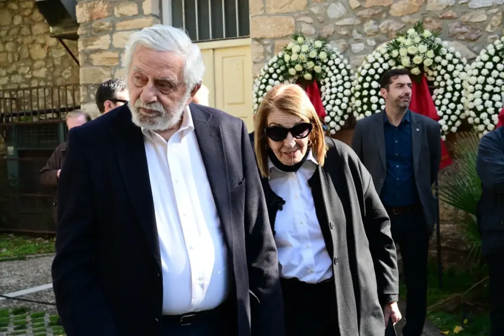 Το τελευταίο αντίο στον Αλέκο Φλαμπουράρη - Βαρύ κλίμα στο Πάρκο Ελευθερίας