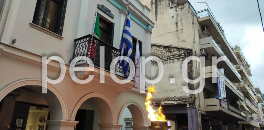 Η Ολυμπιακή Φλόγα άναψε στην οικία Παλαμά: Η Πάτρα υποδέχθηκε το σύμβολο των Αγώνων με συγκίνηση ΦΩΤΟ
