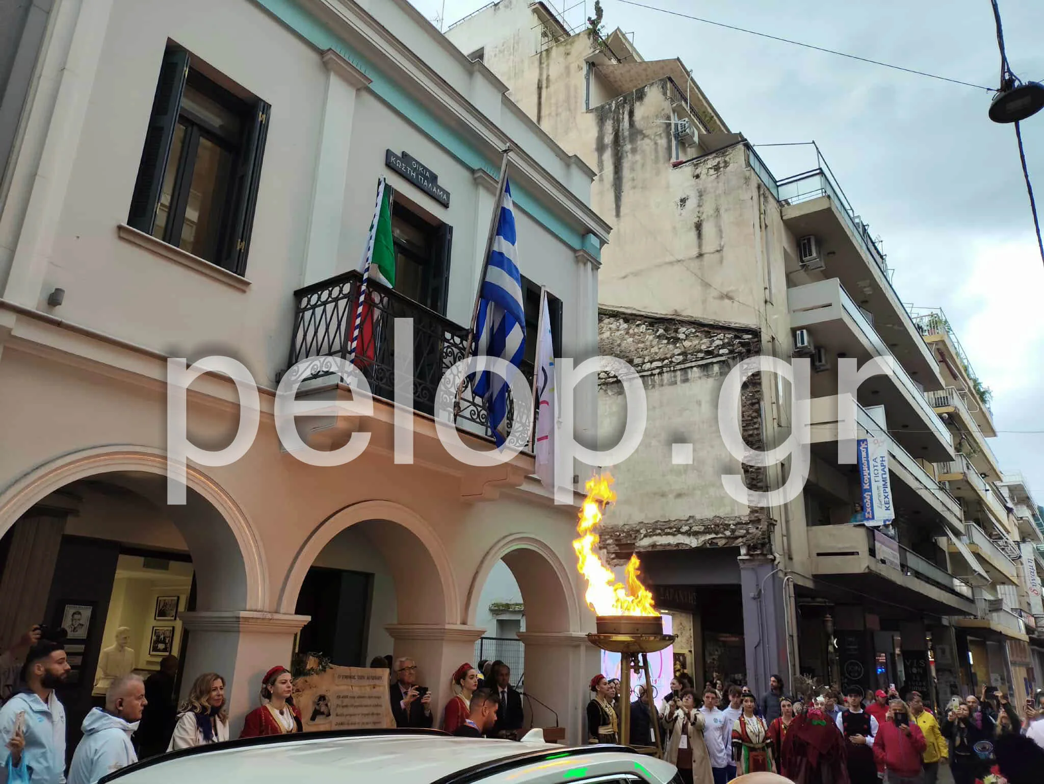 Η Ολυμπιακή Φλόγα άναψε στην οικία Παλαμά: Η Πάτρα υποδέχθηκε το σύμβολο των Αγώνων με συγκίνηση ΦΩΤΟ Η Ολυμπιακή Φλόγα άναψε στην οικία Παλαμά: Η Πάτρα υποδέχθηκε το σύμβολο των Αγώνων με συγκίνηση ΦΩΤΟ