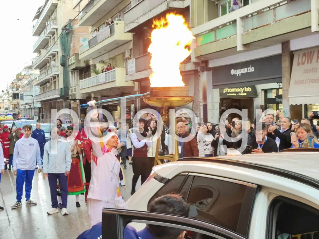 Η Ολυμπιακή Φλόγα άναψε στην οικία Παλαμά: Η Πάτρα υποδέχθηκε το σύμβολο των Αγώνων με συγκίνηση ΦΩΤΟ