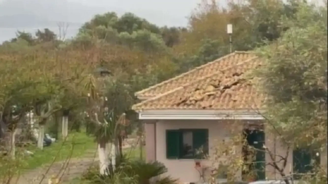 Ανεμοστρόβιλος “σάρωσε” τη Φοινικούντα: Σοβαρές ζημιές σε σπίτια, επιχειρήσεις και ξενοδοχεία ΦΩΤΟ-ΒΙΝΤΕΟ Ανεμοστρόβιλος “σάρωσε” τη Φοινικούντα: Σοβαρές ζημιές σε σπίτια, επιχειρήσεις και ξενοδοχεία ΦΩΤΟ-ΒΙΝΤΕΟ