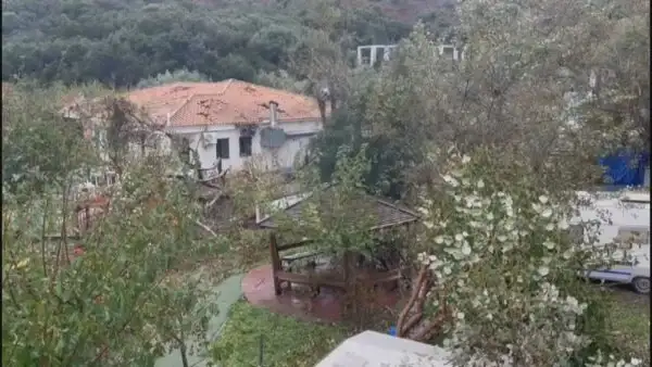 Ανεμοστρόβιλος “σάρωσε” τη Φοινικούντα: Σοβαρές ζημιές σε σπίτια, επιχειρήσεις και ξενοδοχεία ΦΩΤΟ-ΒΙΝΤΕΟ Ανεμοστρόβιλος “σάρωσε” τη Φοινικούντα: Σοβαρές ζημιές σε σπίτια, επιχειρήσεις και ξενοδοχεία ΦΩΤΟ-ΒΙΝΤΕΟ