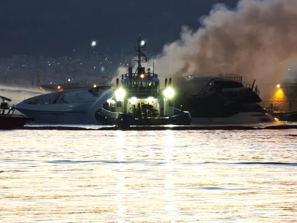 Συναγερμός τα ξημερώματα: Πυρκαγιά στη Μαρίνα Ζέας, τρία σκάφη βυθίστηκαν ΦΩΤΟ