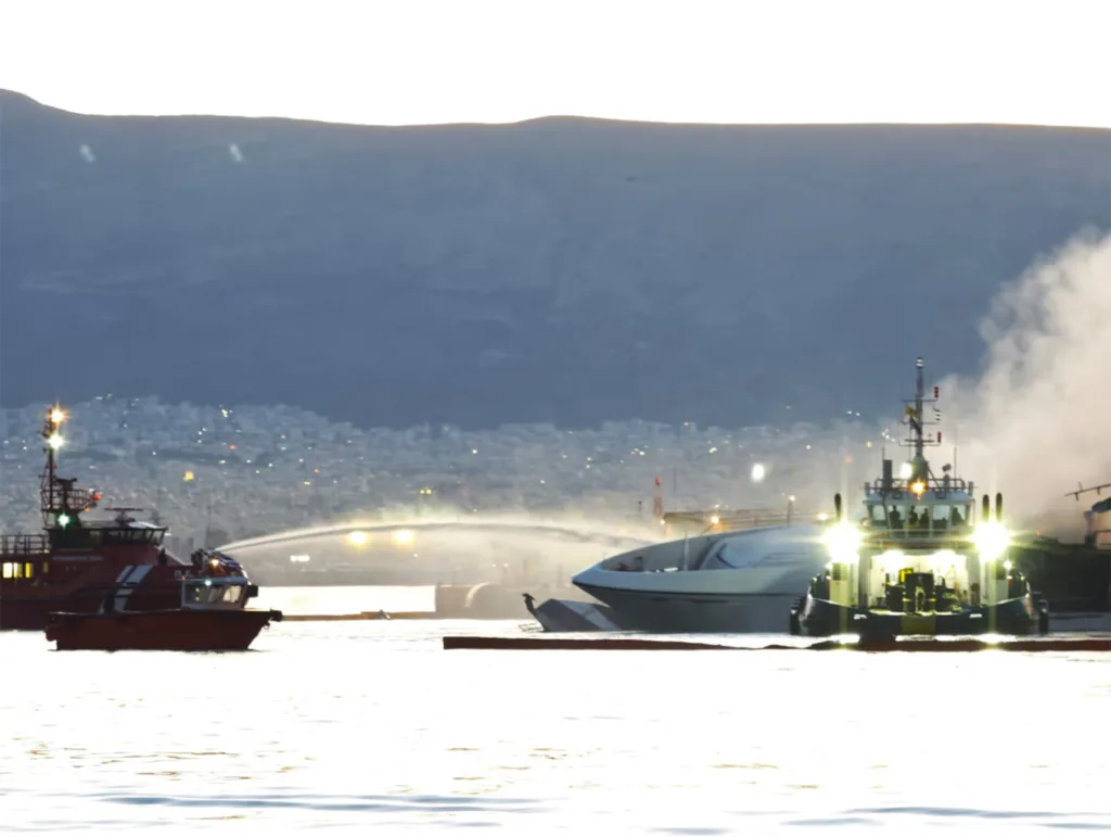 Συναγερμός τα ξημερώματα: Πυρκαγιά στη Μαρίνα Ζέας, τρία σκάφη βυθίστηκαν ΦΩΤΟ