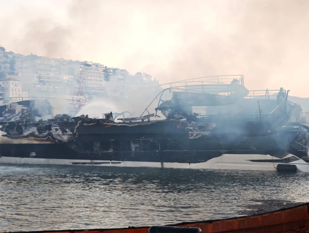 Συναγερμός τα ξημερώματα: Πυρκαγιά στη Μαρίνα Ζέας, τρία σκάφη βυθίστηκαν ΦΩΤΟ