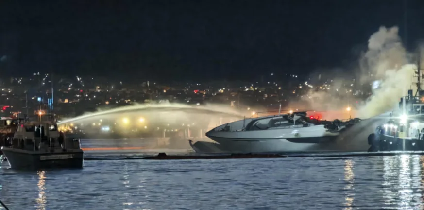 Συναγερμός τα ξημερώματα: Πυρκαγιά στη Μαρίνα Ζέας, τρία σκάφη βυθίστηκαν ΦΩΤΟ