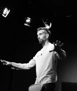 Ο «Πρίγκιπας της Οπισθογωνίας» στο θέατρο act: Μια κωμικοτραγική ιστορία αγάπης, φιλίας και απώλειας Ο «Πρίγκιπας της Οπισθογωνίας» στο θέατρο act: Μια κωμικοτραγική ιστορία αγάπης, φιλίας και απώλειας