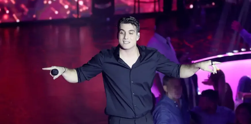 Κακοσαίος: Η σχέση του με το ποδόσφαιρο, η δραματική σχολή που άφησε στη μέση και η αγάπη του για το τραγούδι