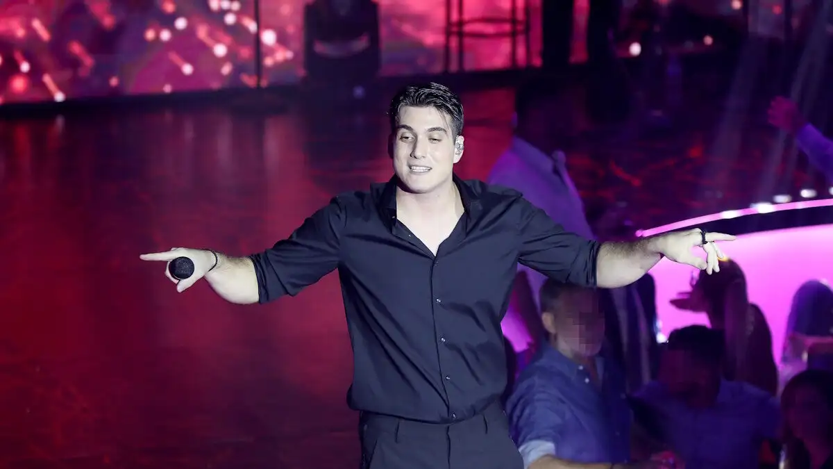 Κακοσαίος: Η σχέση του με το ποδόσφαιρο, η δραματική σχολή που άφησε στη μέση και η αγάπη του για το τραγούδι