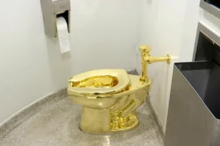 ΗΠΑ: Τουαλέτα από ατόφιο χρυσάφι με όνομα «Αμερική» πουλήθηκε για 12 εκατ. δολάρια! ΒΙΝΤΕΟ