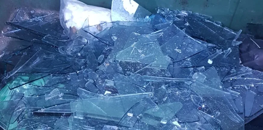 Πάτρα: «Έπνιξε» κάδο με γυαλιά και μπάζα στα Βραχνέικα και πλήρωσε το τίμημα - Πρόστιμο σε επαγγελματία από τον Δήμο ΦΩΤΟ