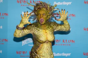 Η Χάιντι Κλουμ ως επιβλητική Μέδουσα: Η «βασίλισσα του Halloween» εμπνεύστηκε από την ελληνική μυθολογία