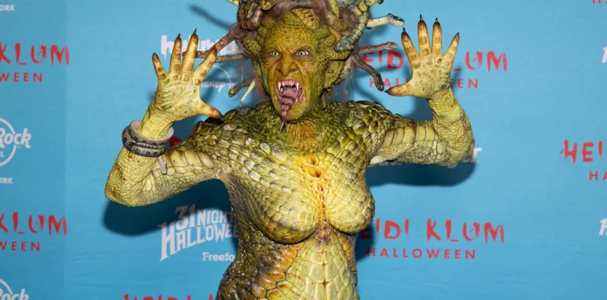 Η Χάιντι Κλουμ ως επιβλητική Μέδουσα: Η «βασίλισσα του Halloween» εμπνεύστηκε από την ελληνική μυθολογία