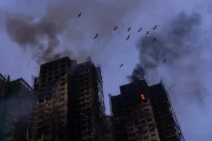 Χονγκ Κονγκ: 55 νεκροί, εκατοντάδες άστεγοι – Αγωνία έξω από τα καμένα κτίρια του “Wang Fuk Court”