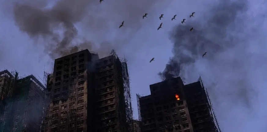 Χονγκ Κονγκ: 55 νεκροί, εκατοντάδες άστεγοι - Αγωνία έξω από τα καμένα κτίρια του “Wang Fuk Court”