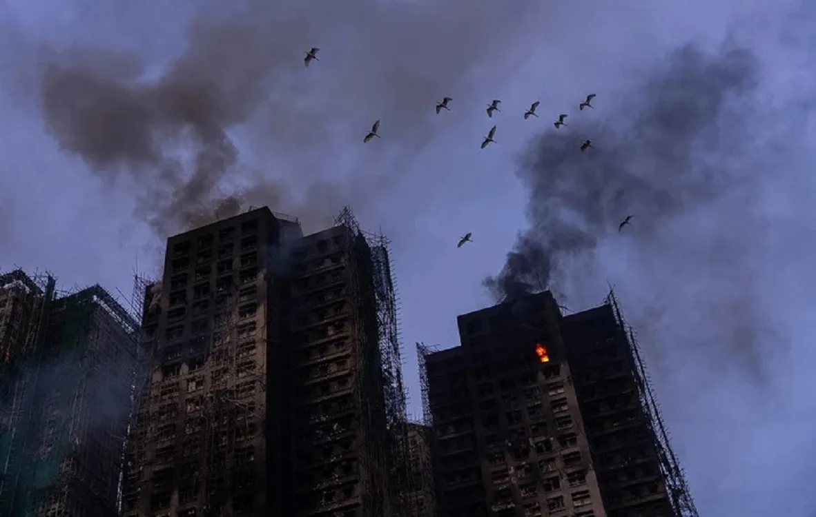 Χονγκ Κονγκ: 55 νεκροί, εκατοντάδες άστεγοι - Αγωνία έξω από τα καμένα κτίρια του “Wang Fuk Court” Χονγκ Κονγκ: 55 νεκροί, εκατοντάδες άστεγοι - Αγωνία έξω από τα καμένα κτίρια του “Wang Fuk Court”