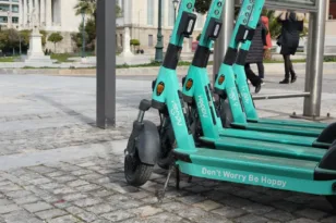 Ηλεκτρικά πατίνια: Αντιπαράθεση Θεοδωρικάκου-Δούκα για την Αθήνα